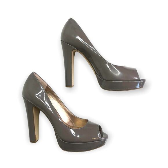 BCBGeneration Jaxx Peep Toe Heel Size 8.5 Taupe Patent Leather Platform Wedding - Picture 5 of 12
